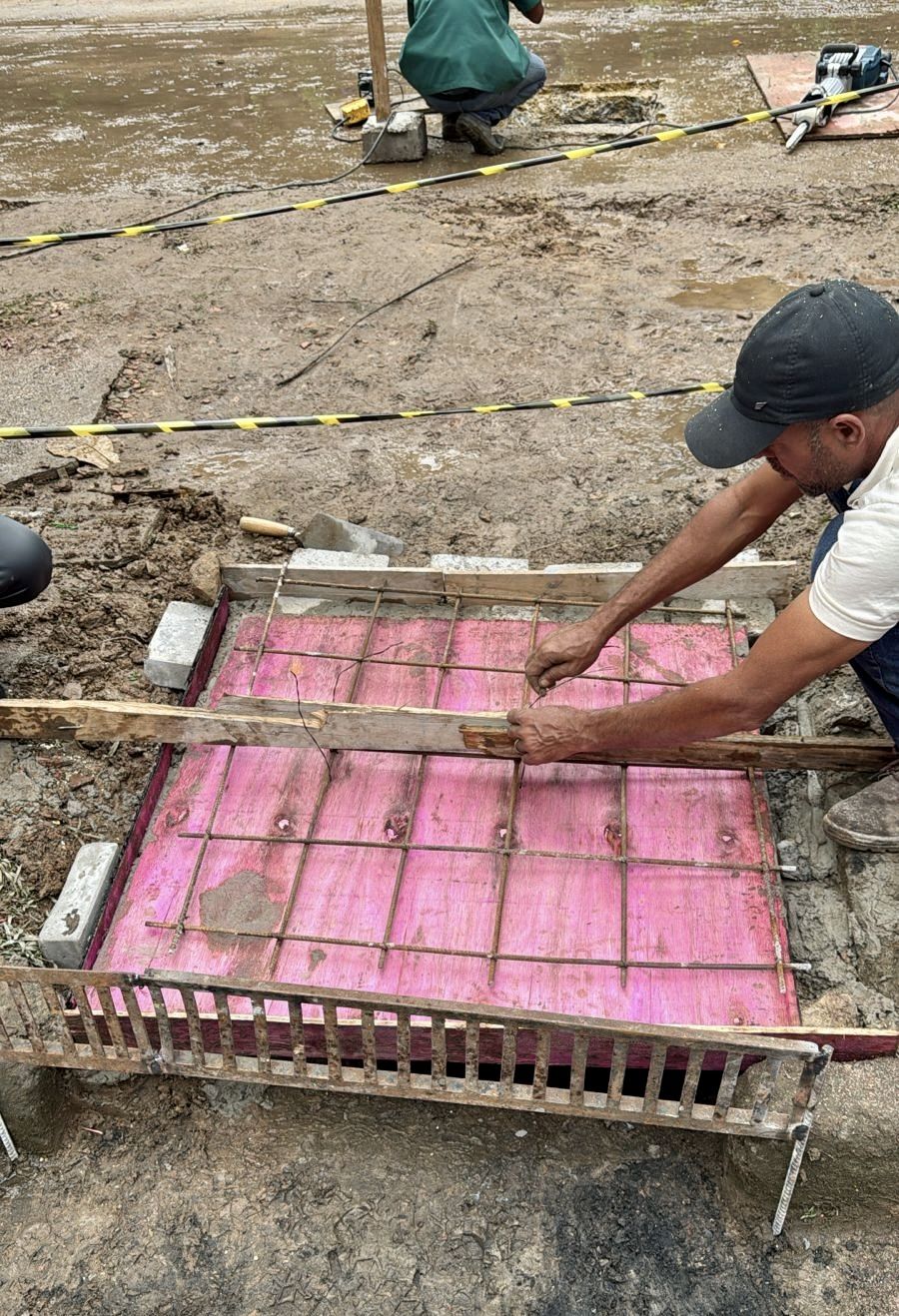 Prefeitura intensifica Operação Chuva com limpeza de bocas de lobo e caixas de drenagem no Laboré