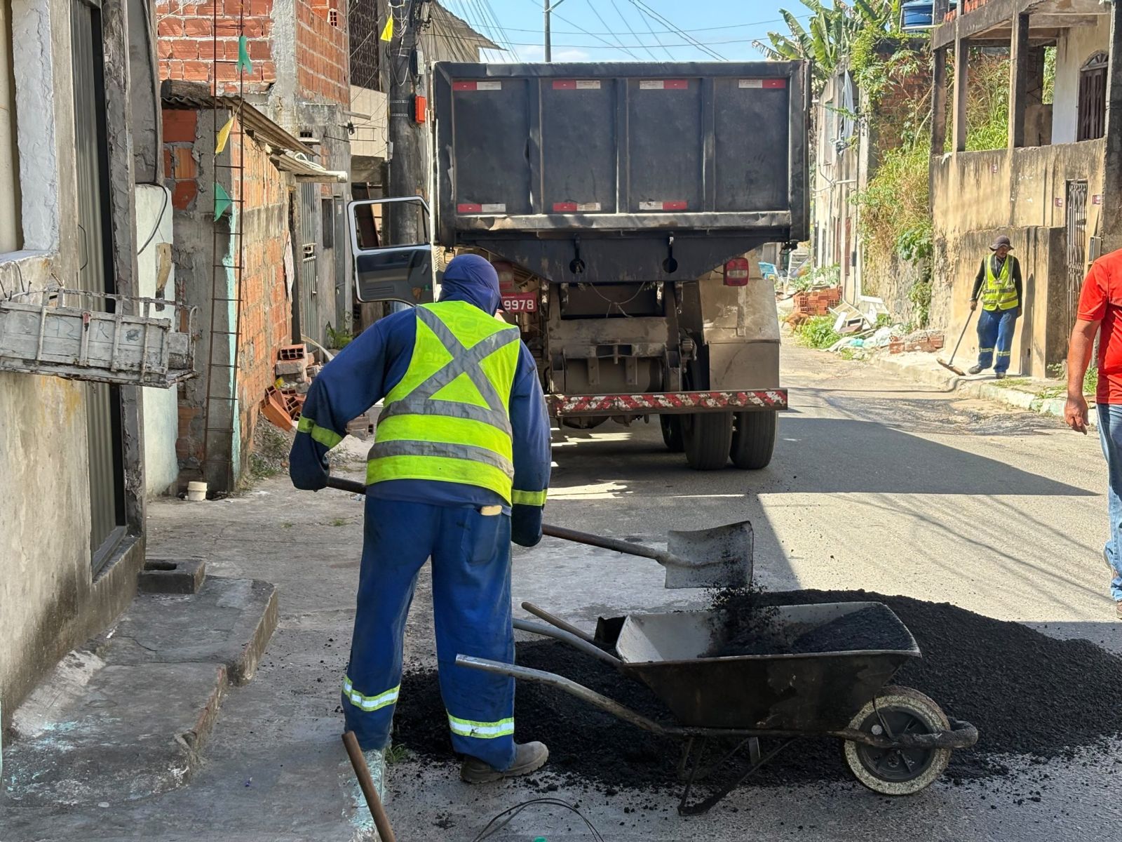 Prefeitura realiza operação tapa-buracos no Ponto Parada